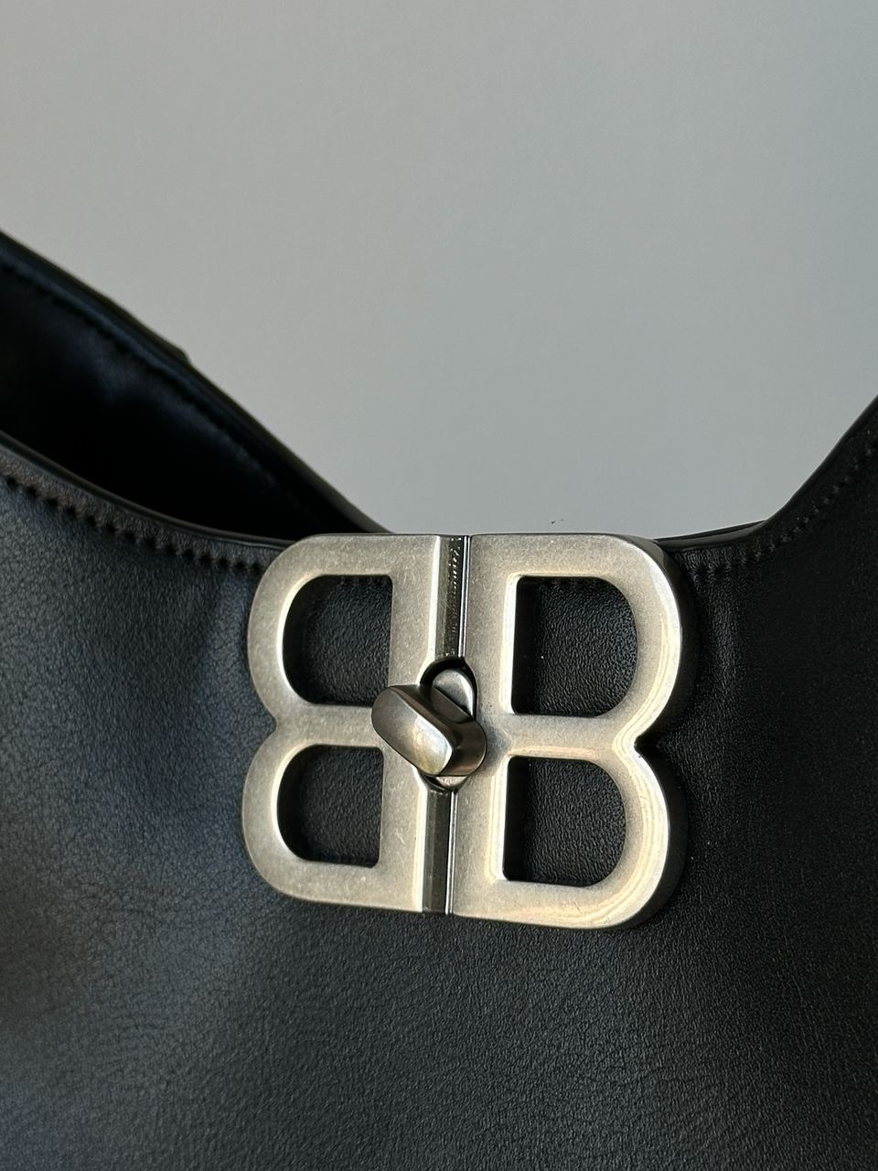 Balenciaga Soft Hobo Bag in Black Peach Calfskin, aged-silver hardware - 5