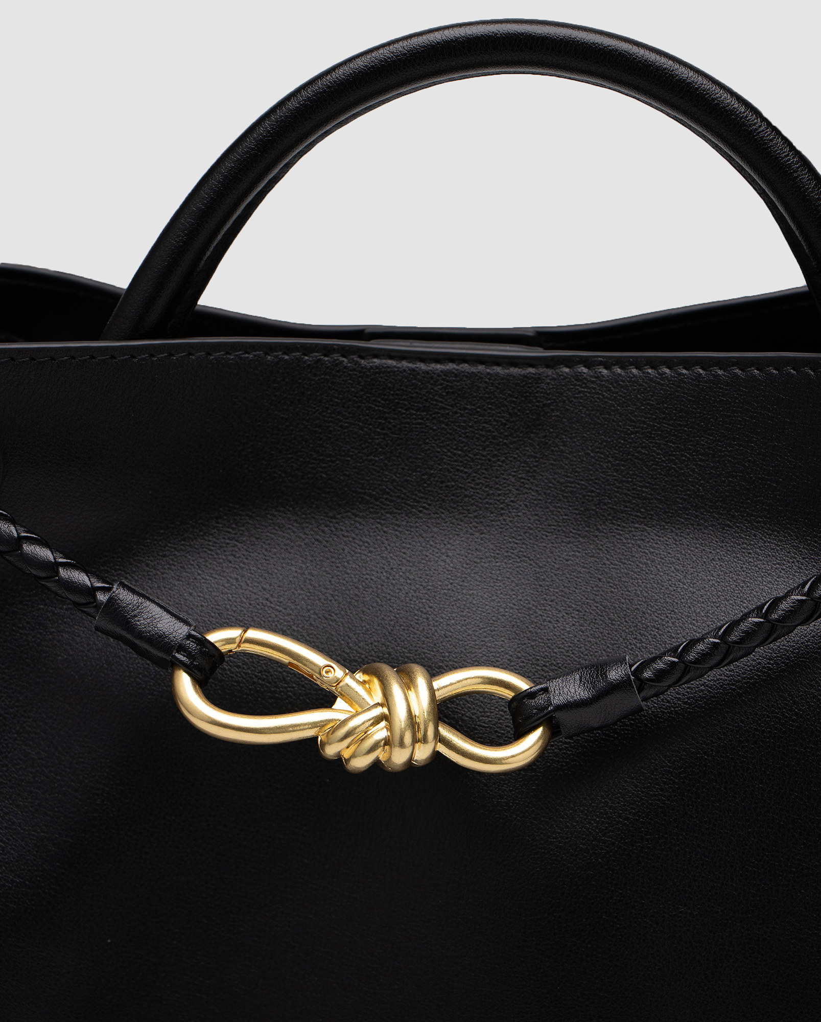 Bottega Veneta Andiamo Medium Leather Tote Bag in Black - 4