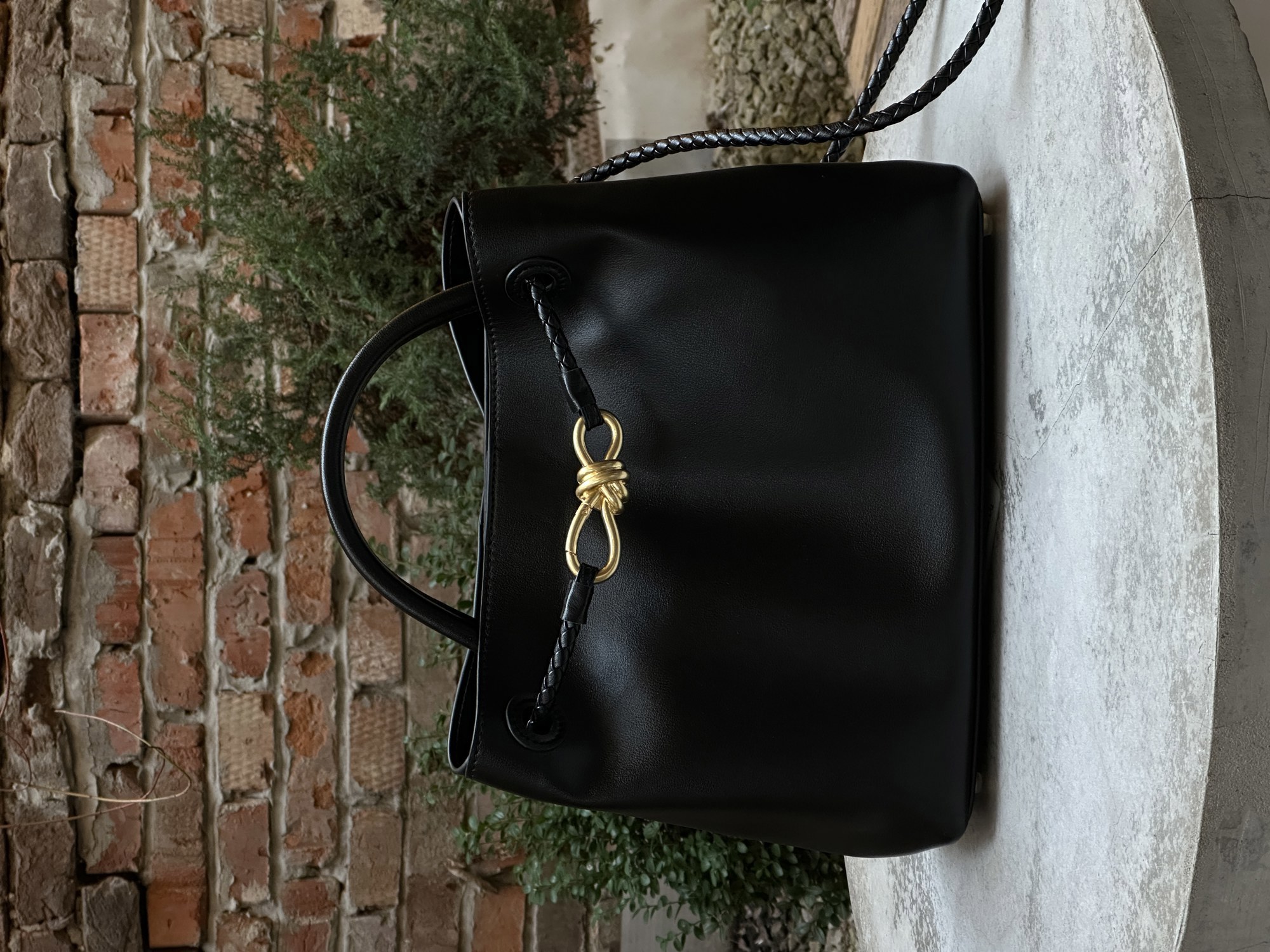 Bottega Veneta Andiamo Medium Leather Tote Bag in Black - 7