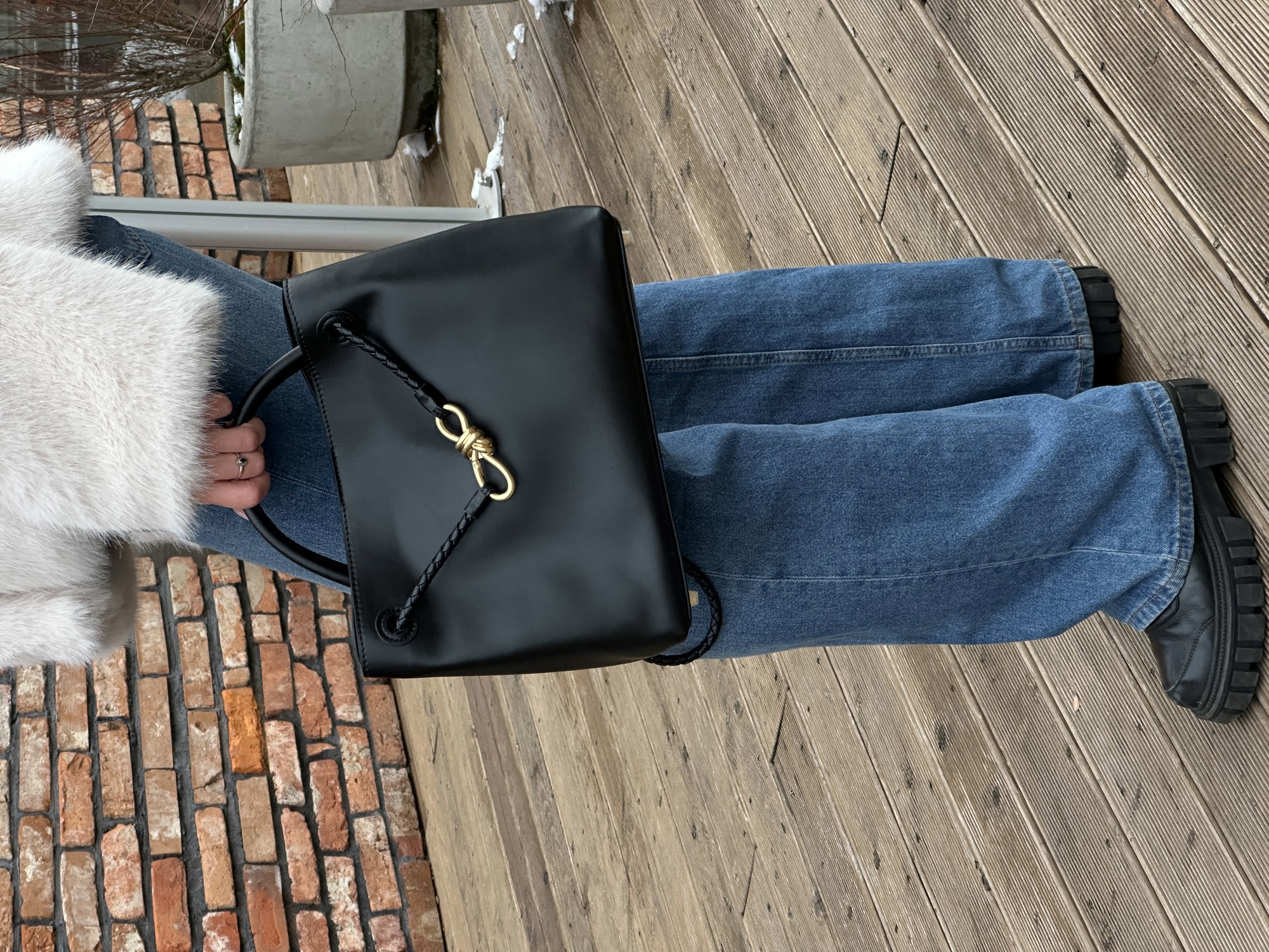 Bottega Veneta Andiamo Medium Leather Tote Bag in Black - 14