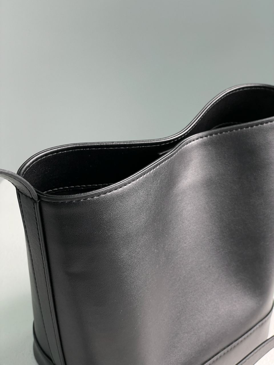 Celine Small Bucket Cuir Triomphe In Smooth Calfskin Tan Black - 17