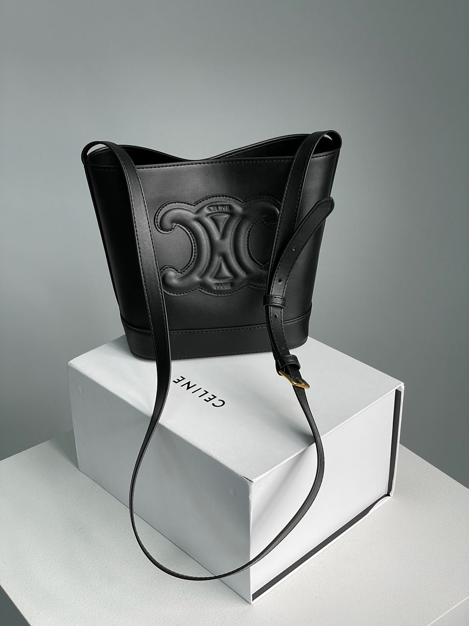 Celine Small Bucket Cuir Triomphe In Smooth Calfskin Tan Black - 4