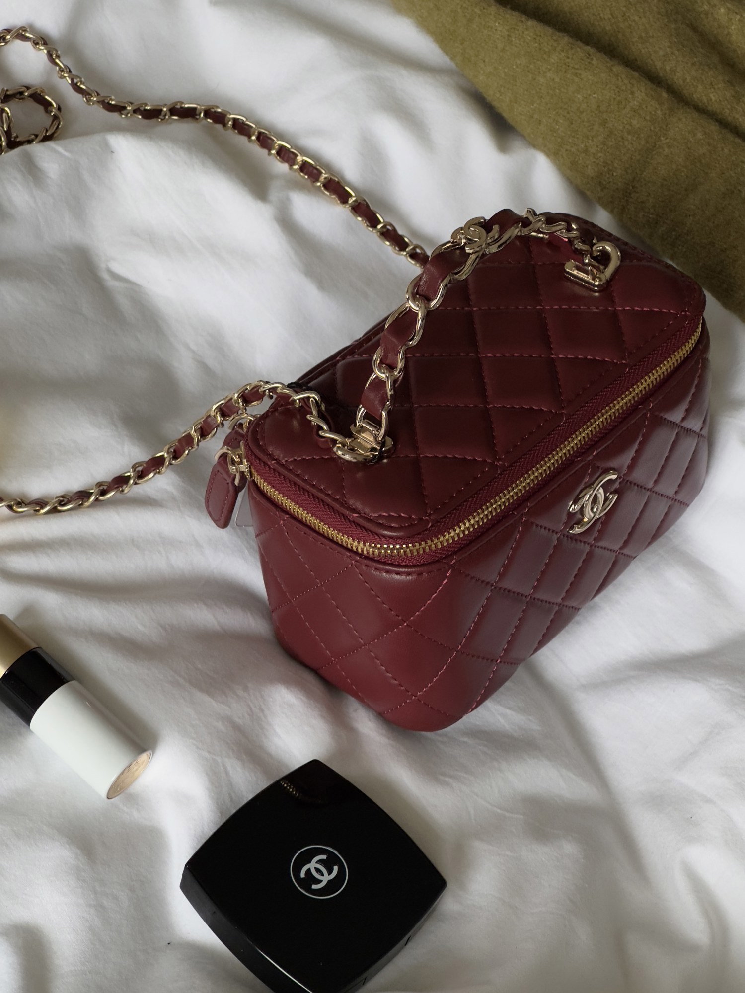 Chanel Classic Burgundy Lambskin Pearl Crush Vanity Bag Gold - 4