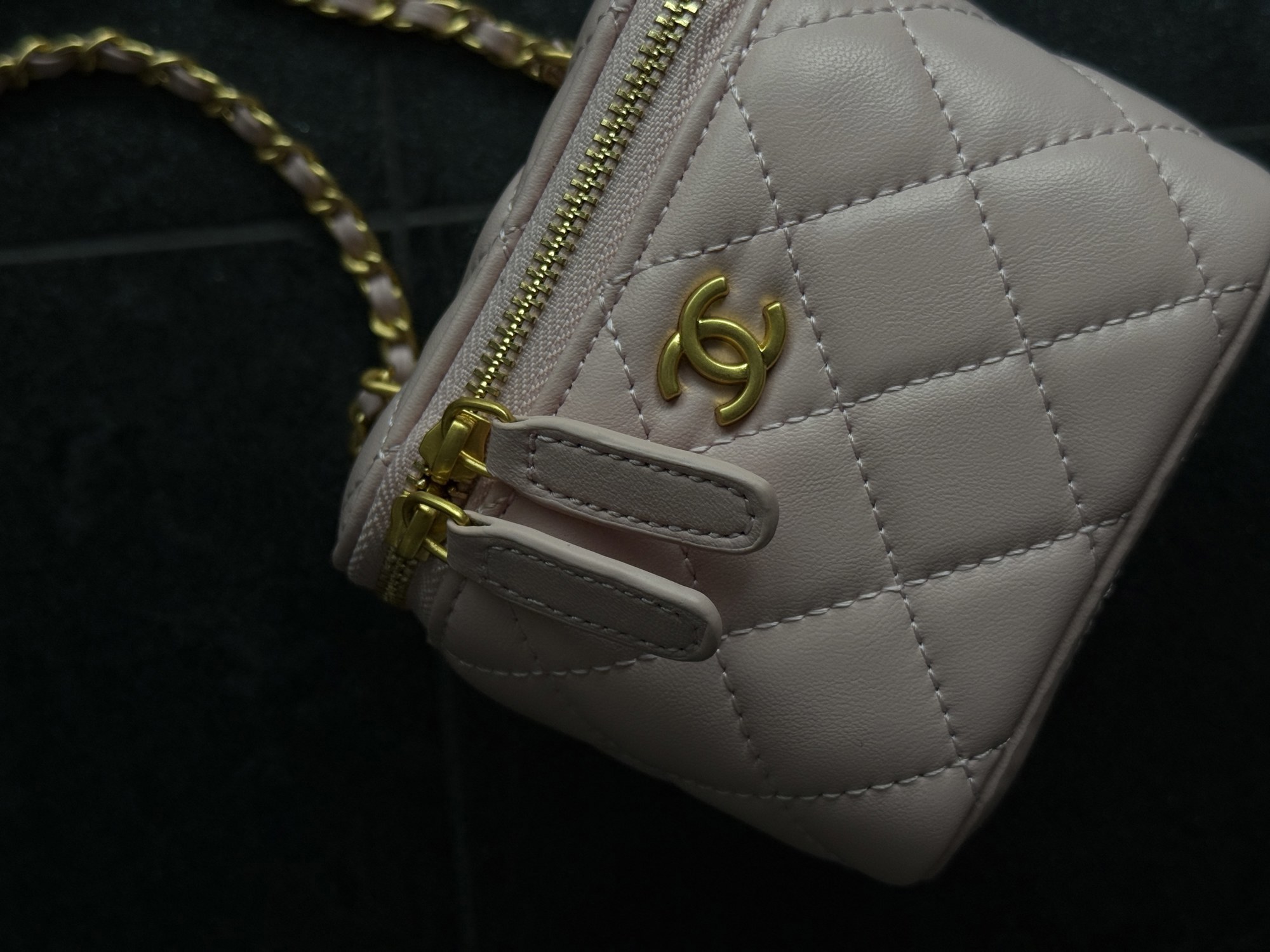 Chanel Classic powder Lambskin Pearl Crush Mini Vanity Case Магні - 14