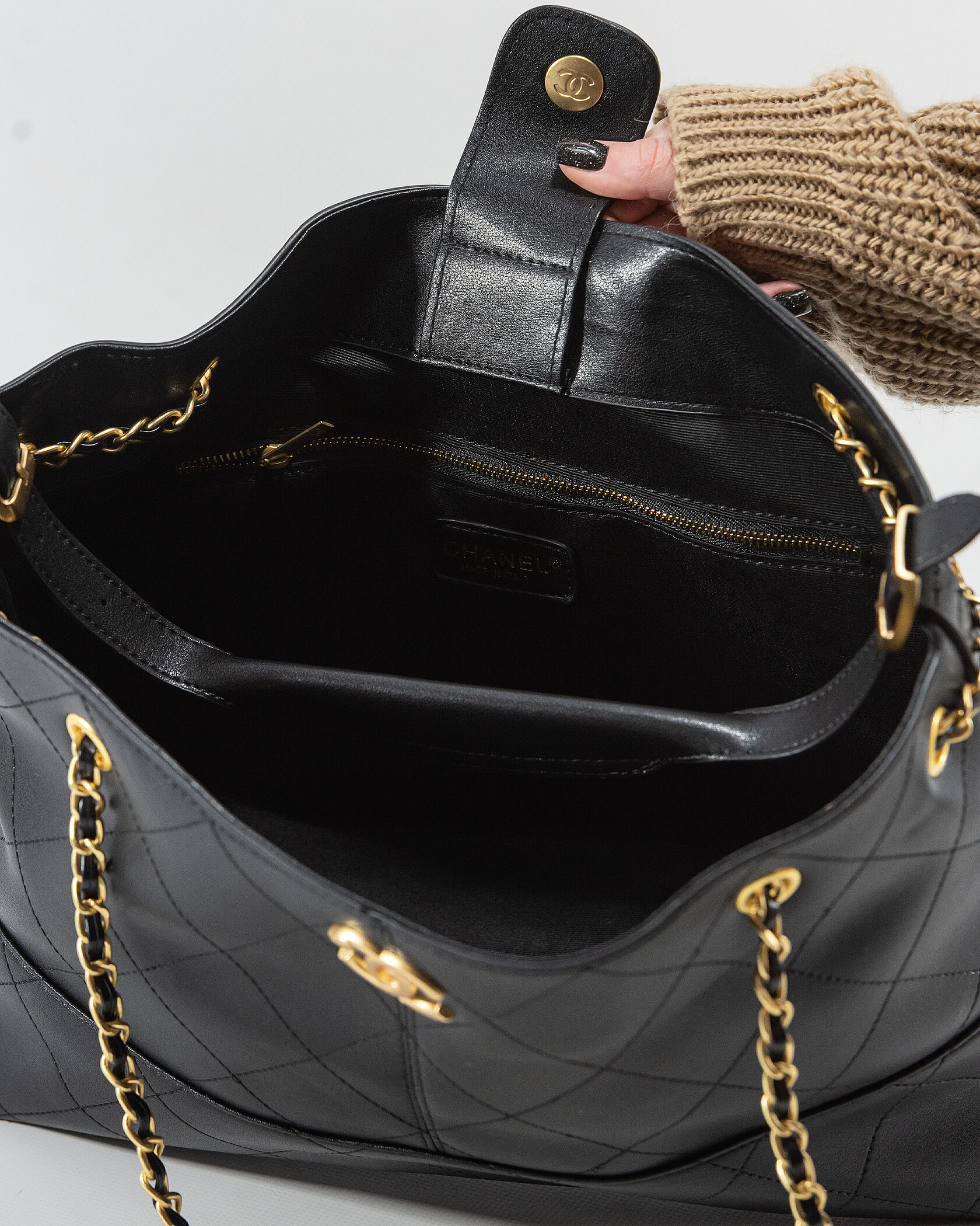 Chanel Large Shopping Bag Shiny Lambskin &amp; Gold-Tone Metal Black. - 11