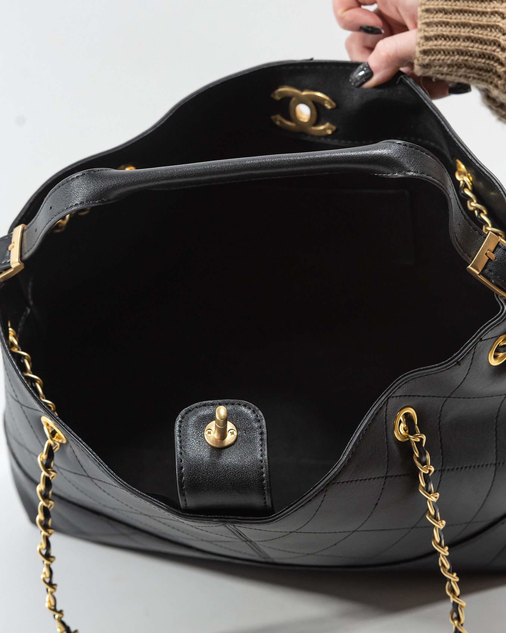 Chanel Large Shopping Bag Shiny Lambskin &amp; Gold-Tone Metal Black. - 12