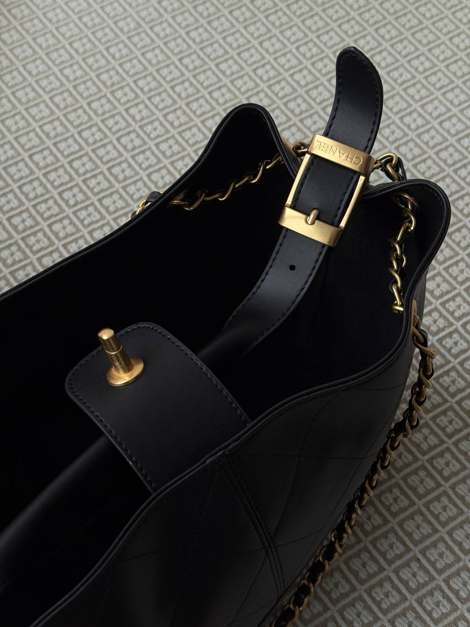 Chanel Shopping Bag 33 Black/Gold - 10