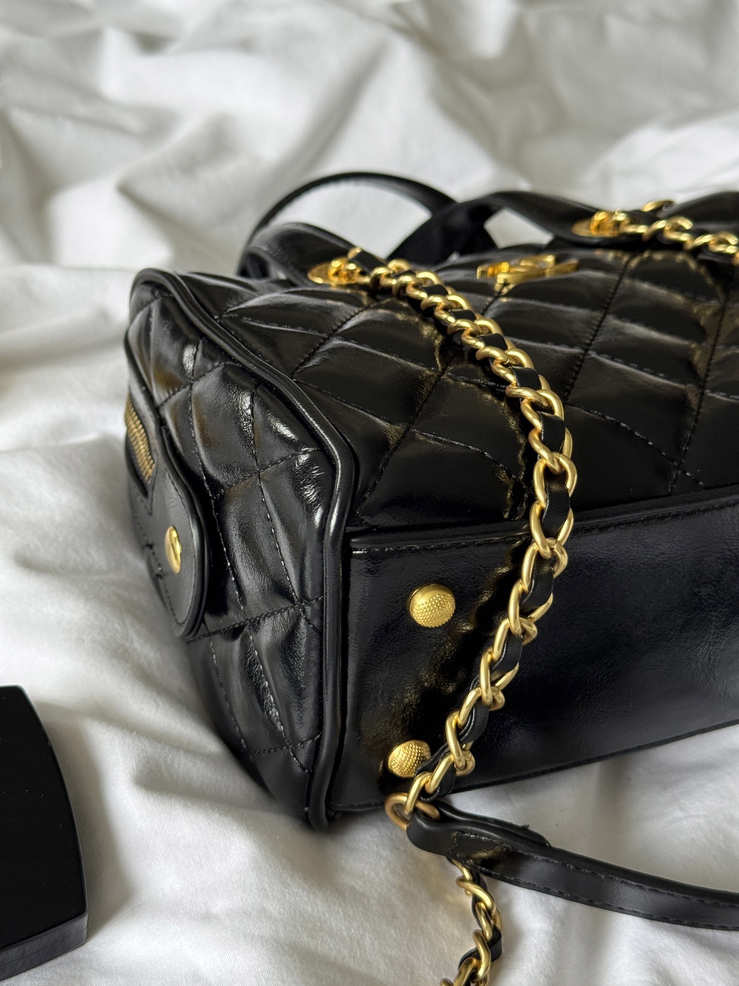 Chanel Small Bowling Bag in Patent Crumpled Calfskin Black/Gold - 10