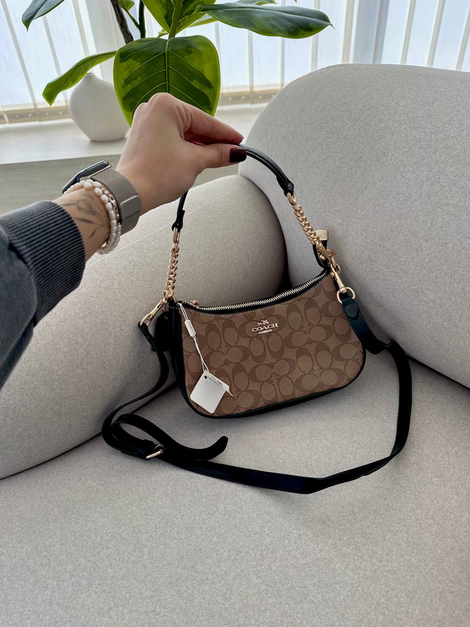 Coach Swinger 20 In Signature Canvas Black/Gold - 2