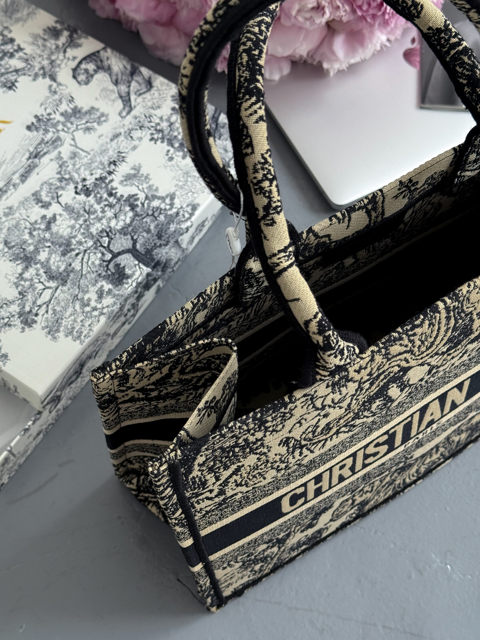 Dior Large Book Tote Ecru and Blue Dior Oblique Embroidery - 9