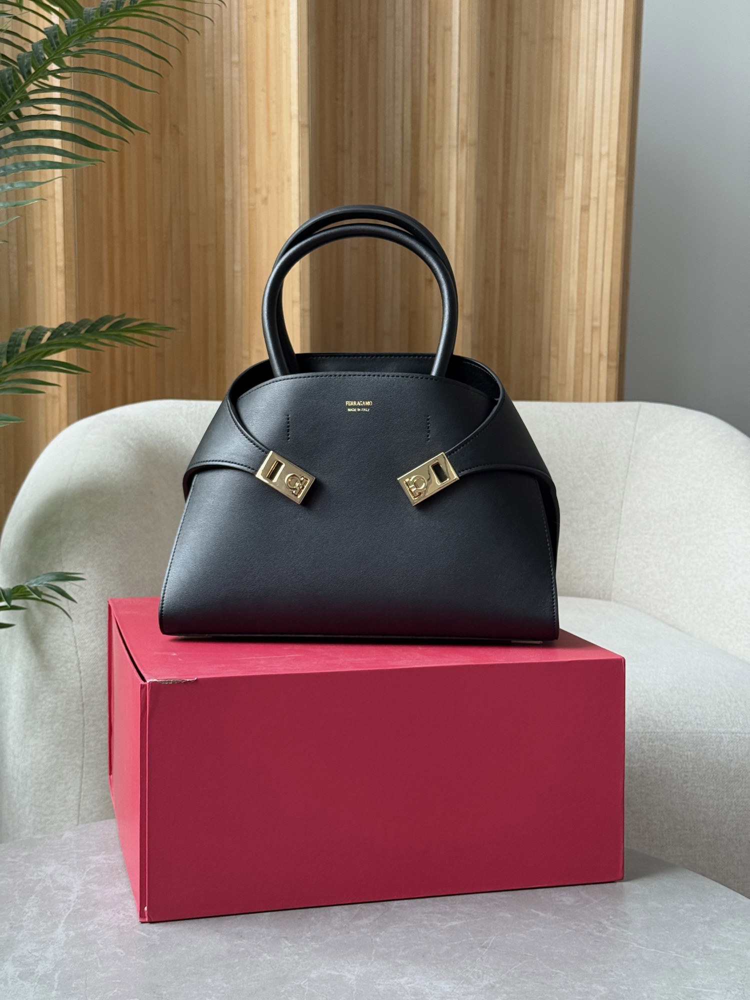 Ferragamo Hug Handbag M in Black - 14