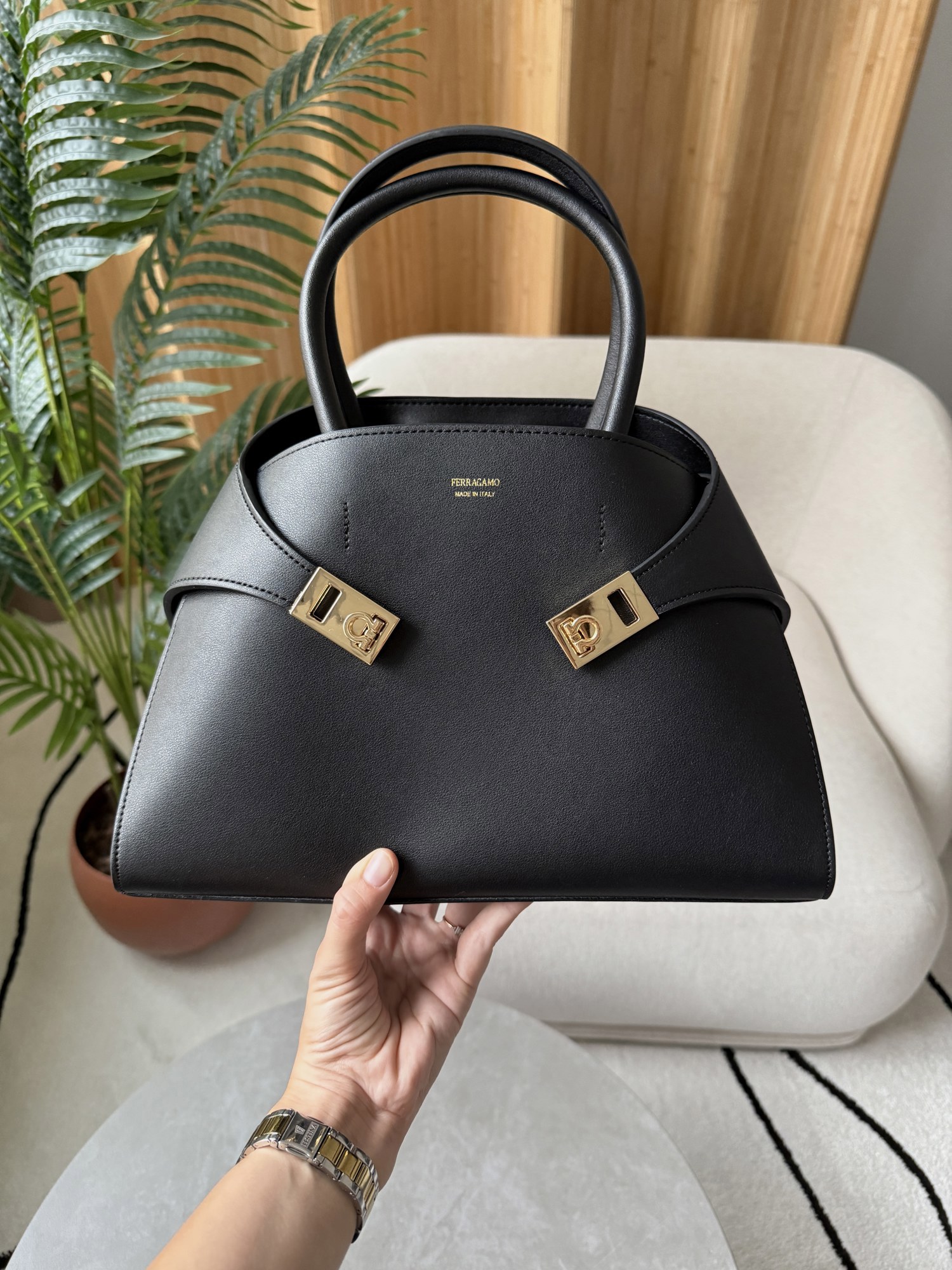 Ferragamo Hug Handbag M in Black - 15