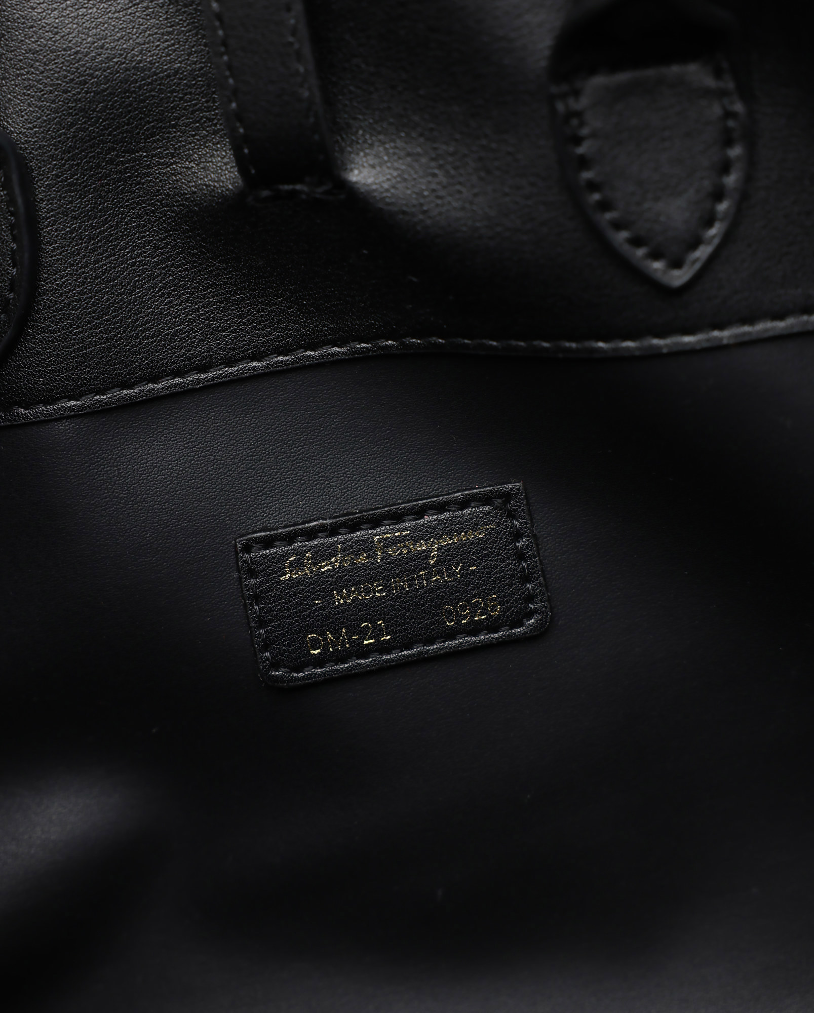 Ferragamo Hug Handbag M in Black - 4