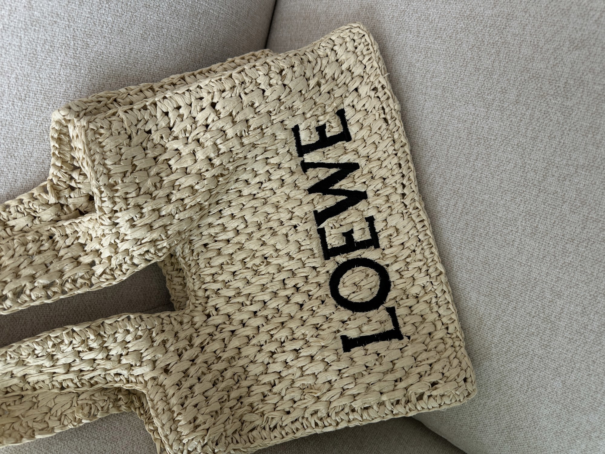 Loewe Medium Font Tote in Raffia - 11
