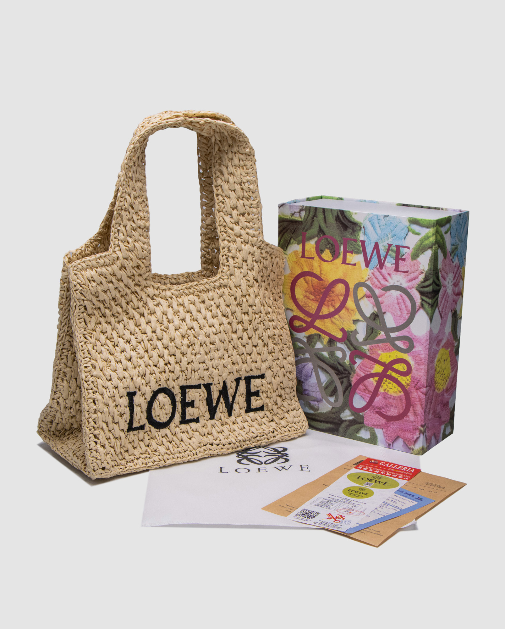 Loewe Medium Font Tote in Raffia - 4