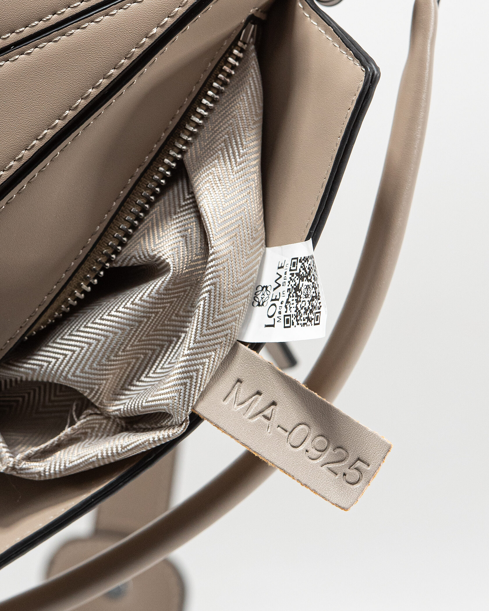 Loewe Paula's Ibiza Puzzle Bag In Classic Calfskin Gentle beige - 17