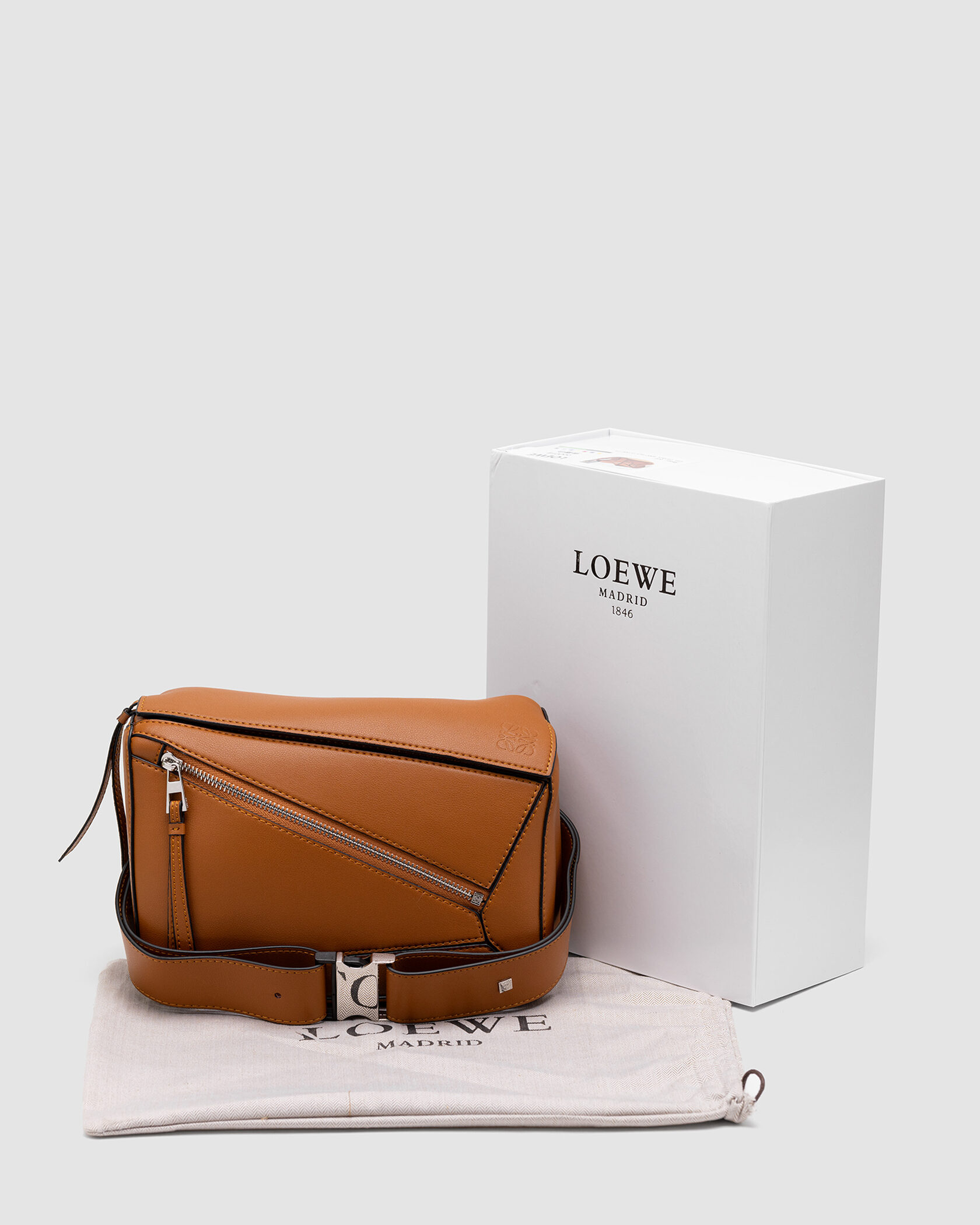 Loewe Puzzle Edge Small Bunbag Brown - 2