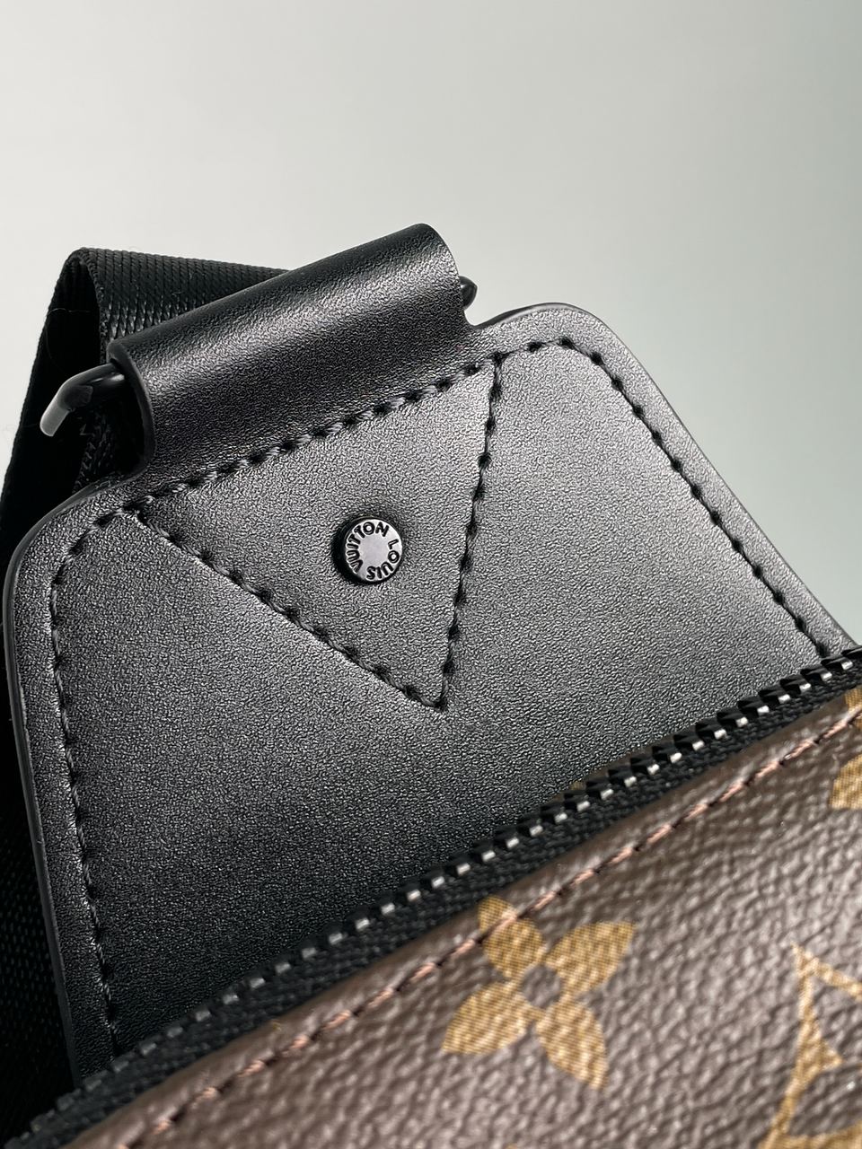 Louis Vuitton Avenue Slingbag Brown - 10