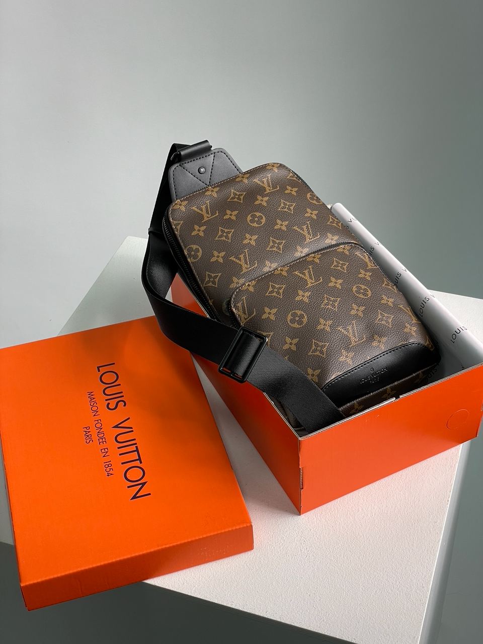 Louis Vuitton Avenue Slingbag Brown - 2