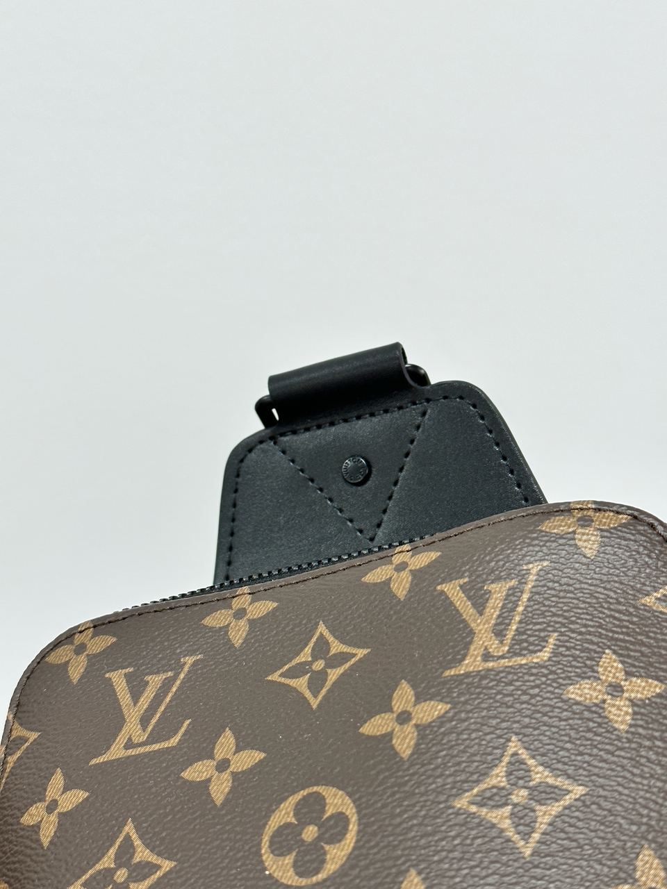 Louis Vuitton Avenue Slingbag Brown - 9