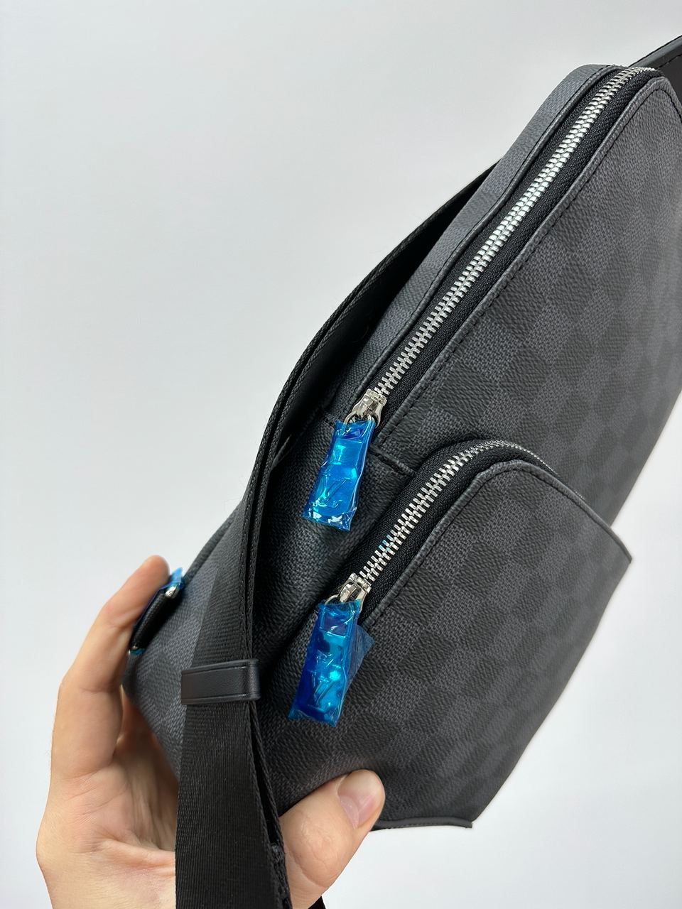 Louis Vuitton Avenue Slingbag Grey - 11