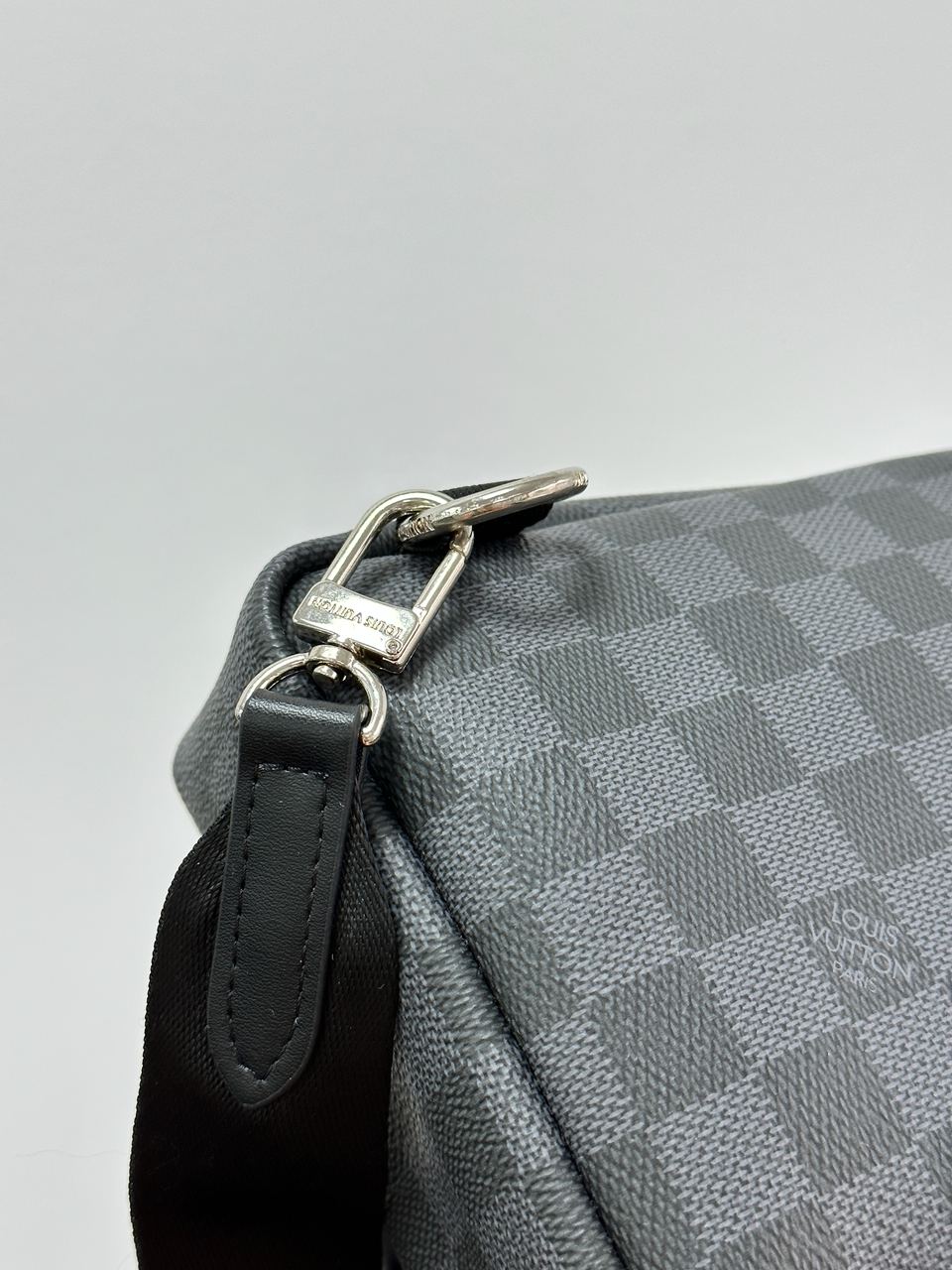 Louis Vuitton Avenue Slingbag Grey - 16