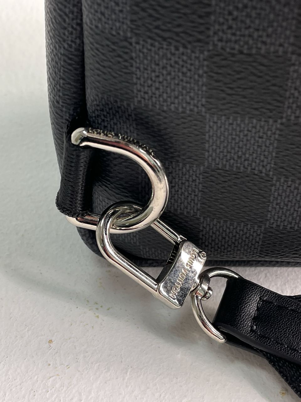 Louis Vuitton Avenue Slingbag Grey - 17