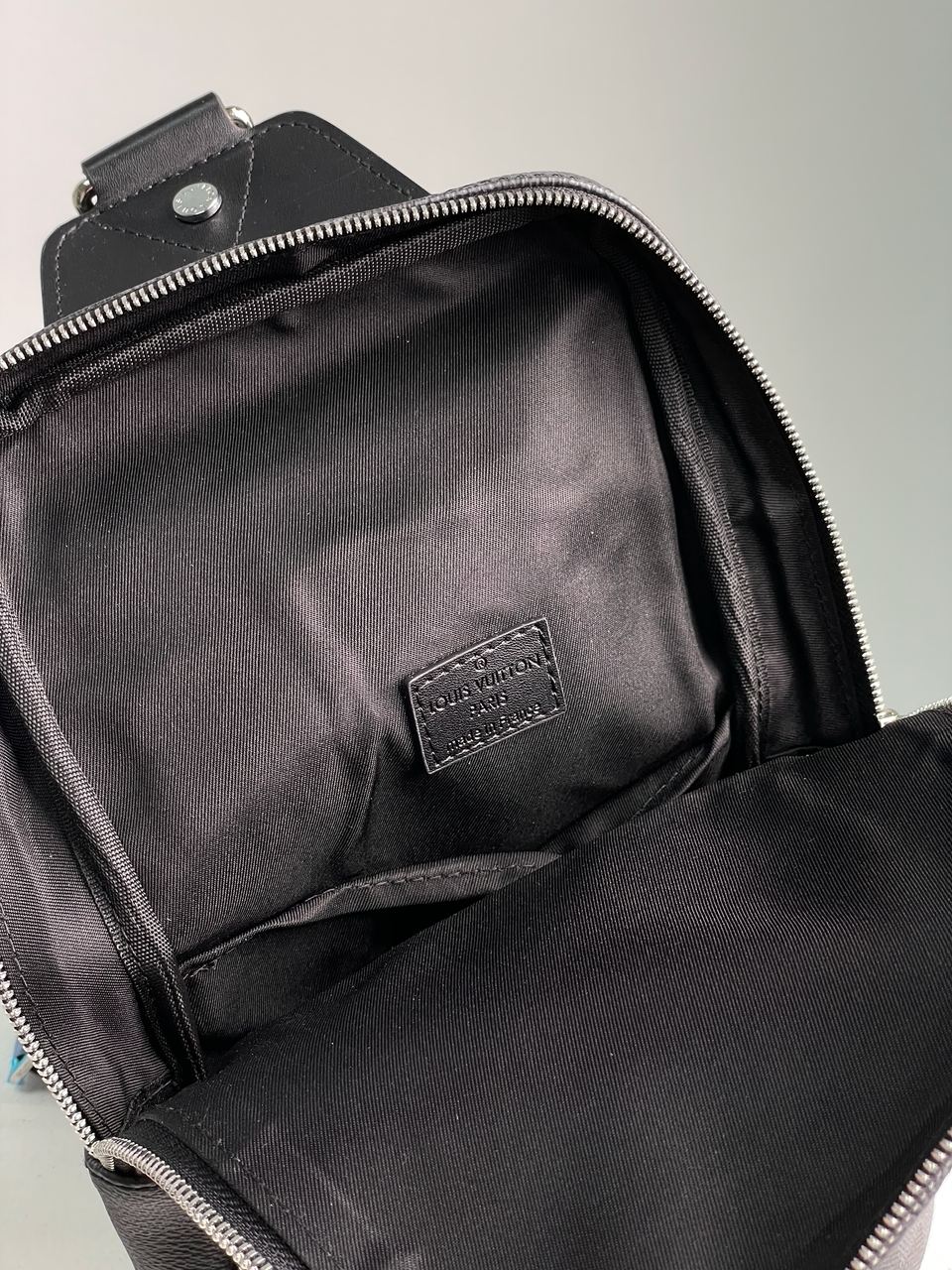 Louis Vuitton Avenue Slingbag Grey - 18