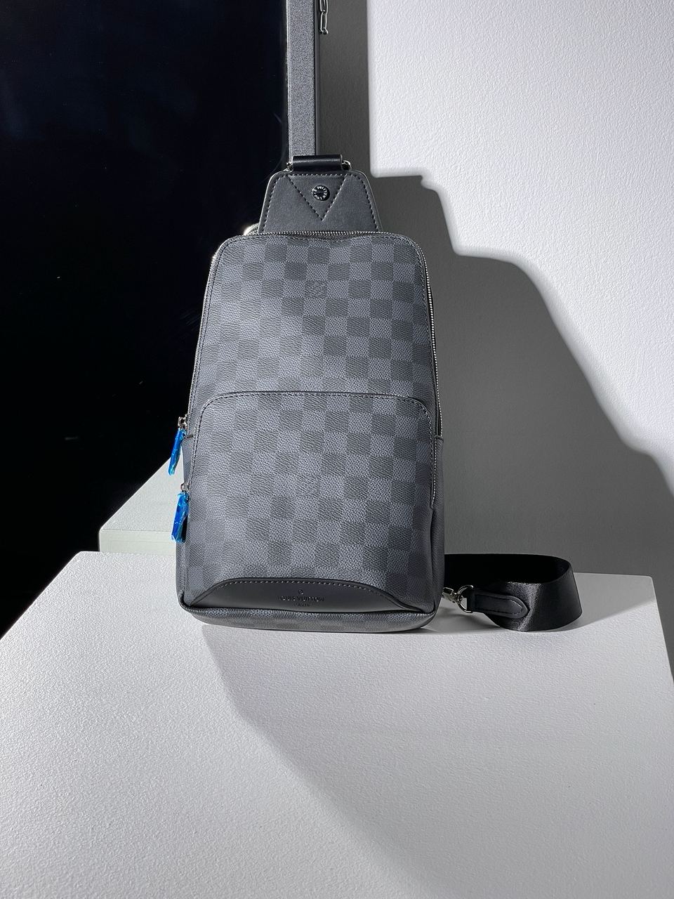 Louis Vuitton Avenue Slingbag Grey - 4