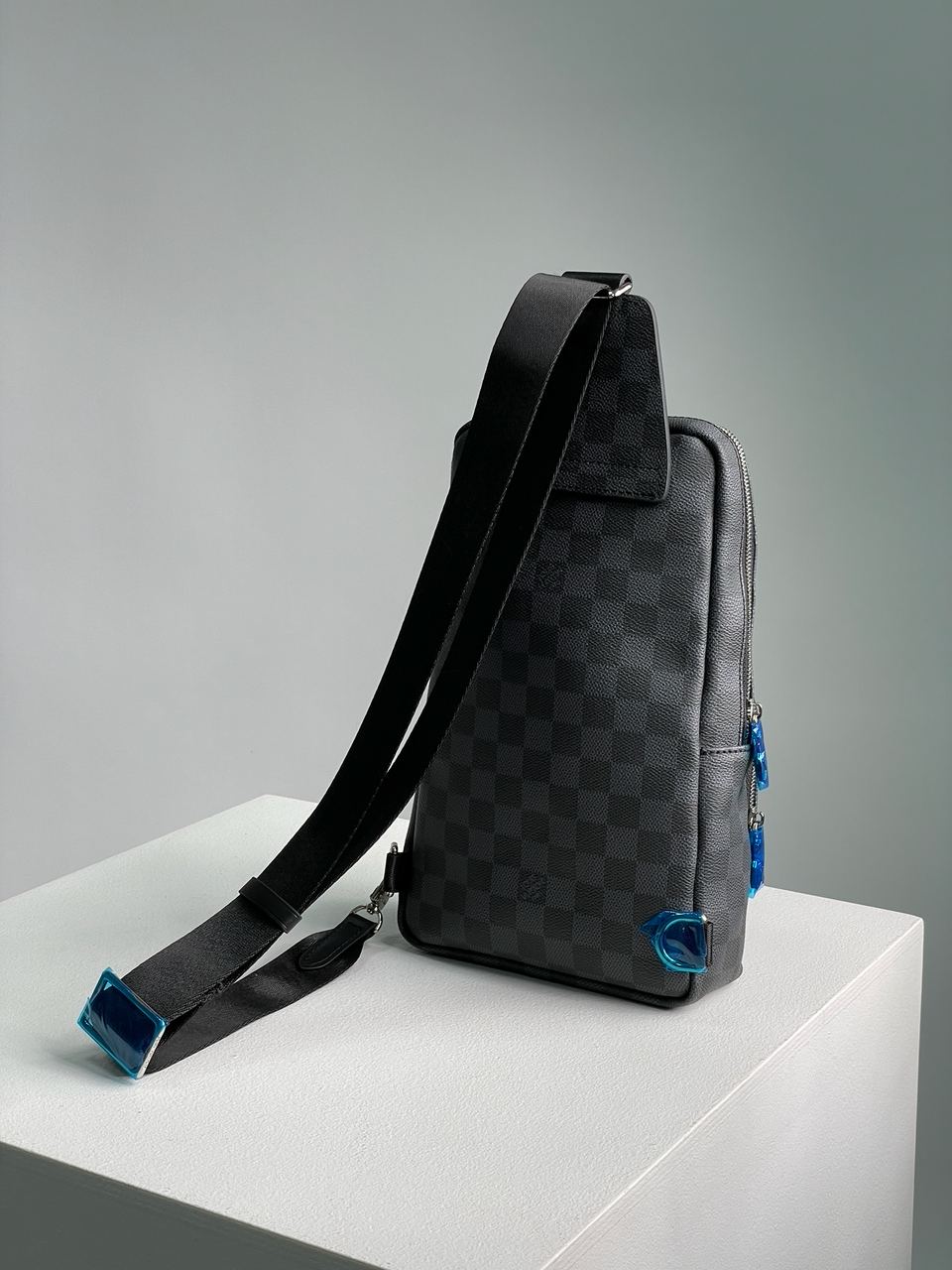 Louis Vuitton Avenue Slingbag Grey - 8
