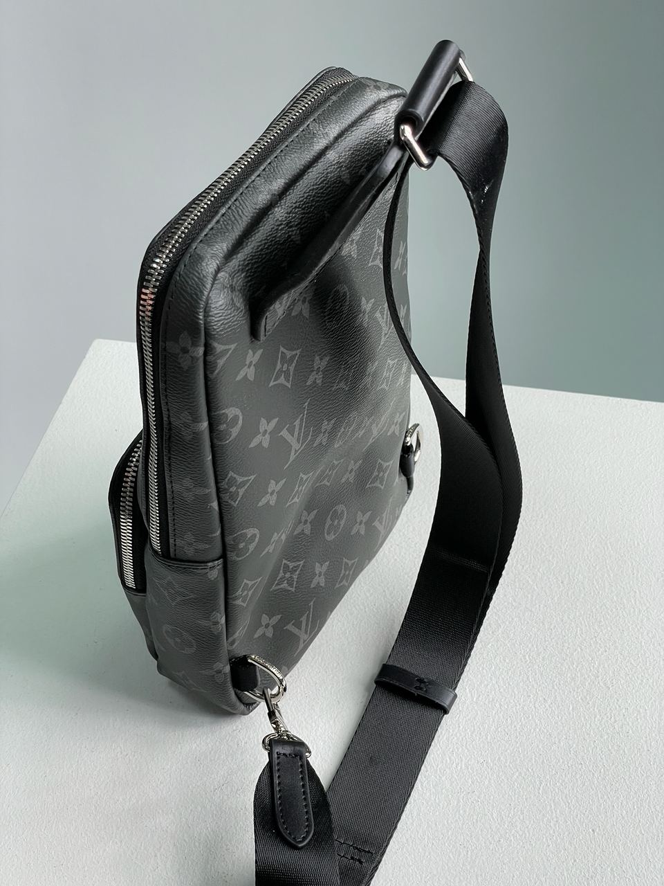Louis Vuitton Avenue Slingbag Grey - 12