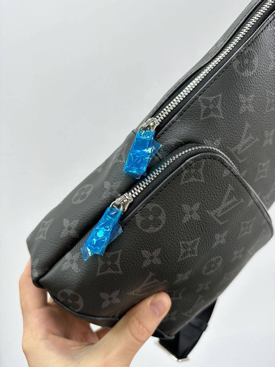 Louis Vuitton Avenue Slingbag Grey - 13