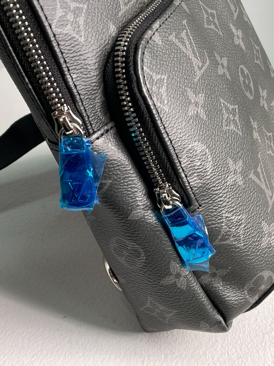 Louis Vuitton Avenue Slingbag Grey - 14