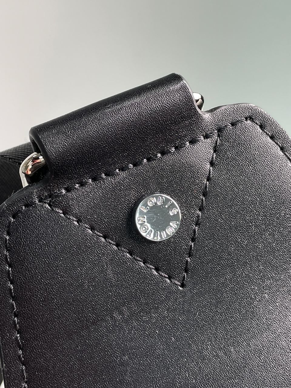 Louis Vuitton Avenue Slingbag Grey - 15