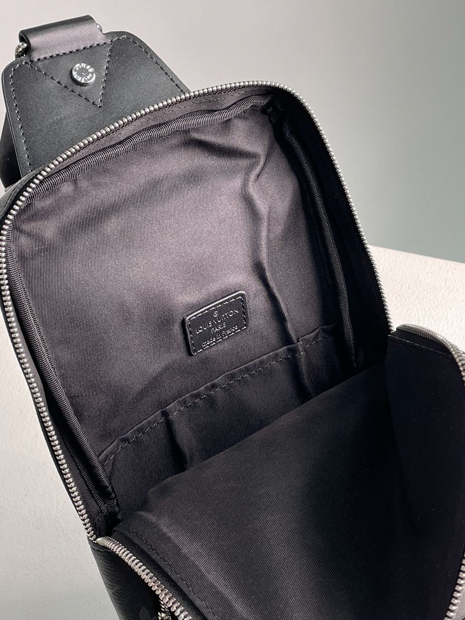 Louis Vuitton Avenue Slingbag Grey - 21