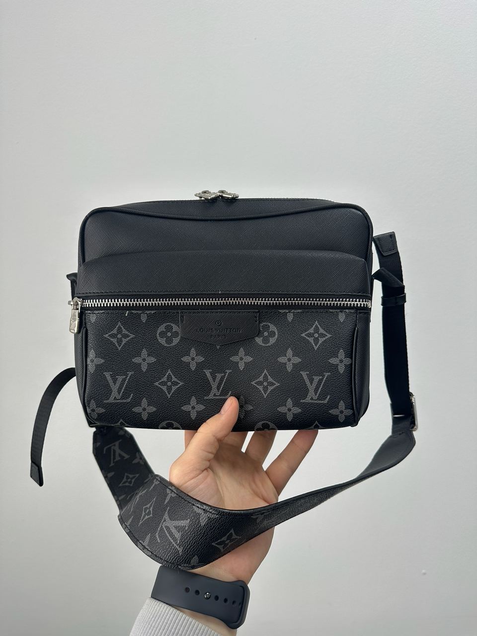 Louis Vuitton Eclipse Outdoor Messenger Monogram Taiga Black - 5