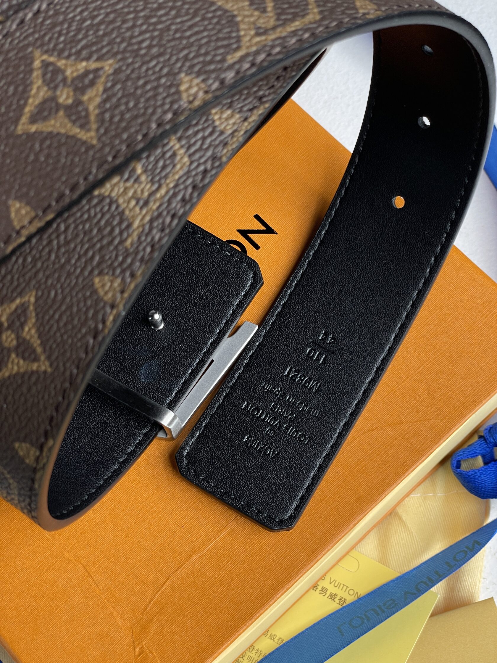 Louis Vuitton Iconic 35 mm Belt Silver - 9