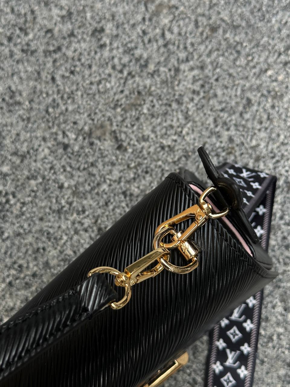 Louis Vuitton Medium Twist MM Epi Leather Black - 6