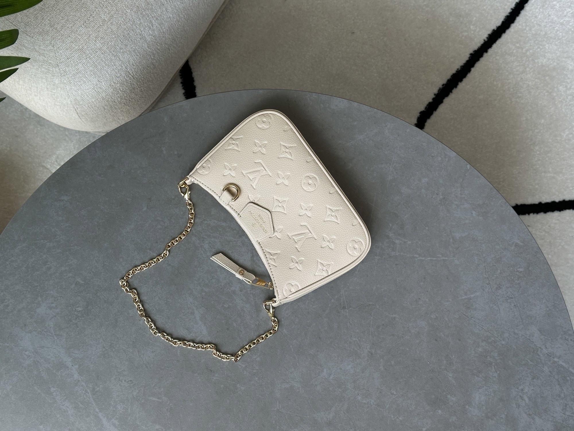 Louis Vuitton Mini Pochette Beige/Gold - 12