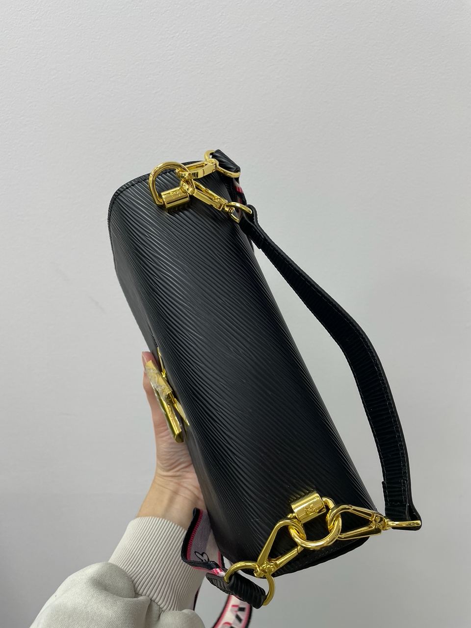 Louis Vuitton Twist MM Bag Black/Gold - 10