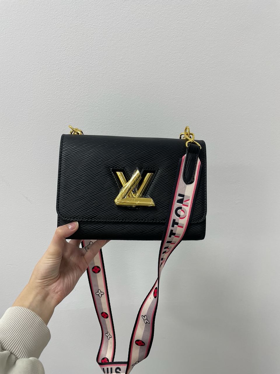 Louis Vuitton Twist MM Bag Black/Gold - 7