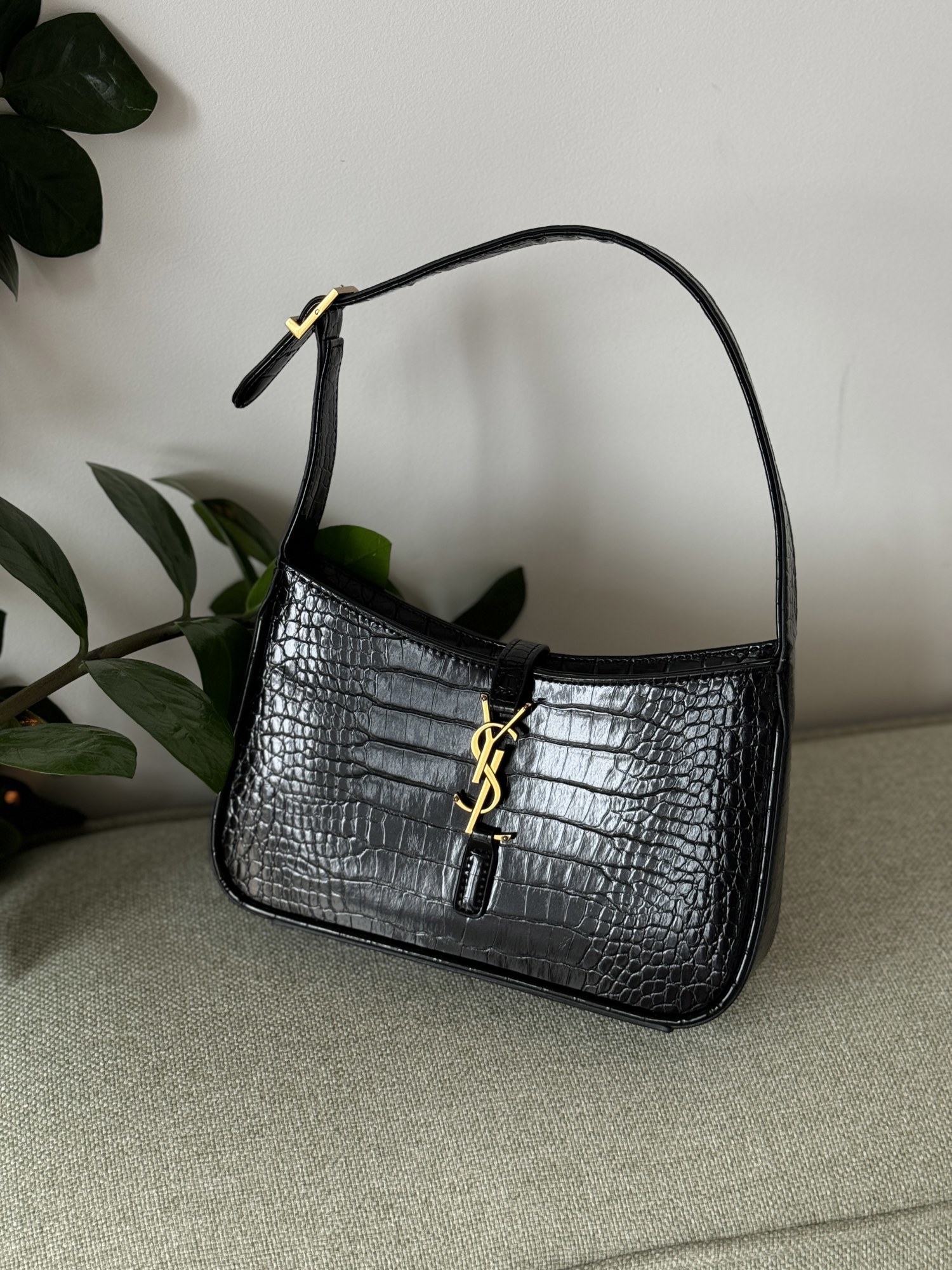 Saint Laurent Hobo Le 5 A 7 in Crocodile-Embossed Shiny Leather - 15