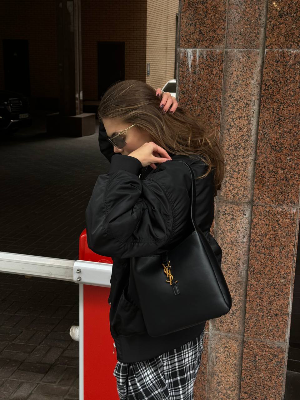 Saint Laurent Le 5 à 7 Hobo Bag In Black - 2