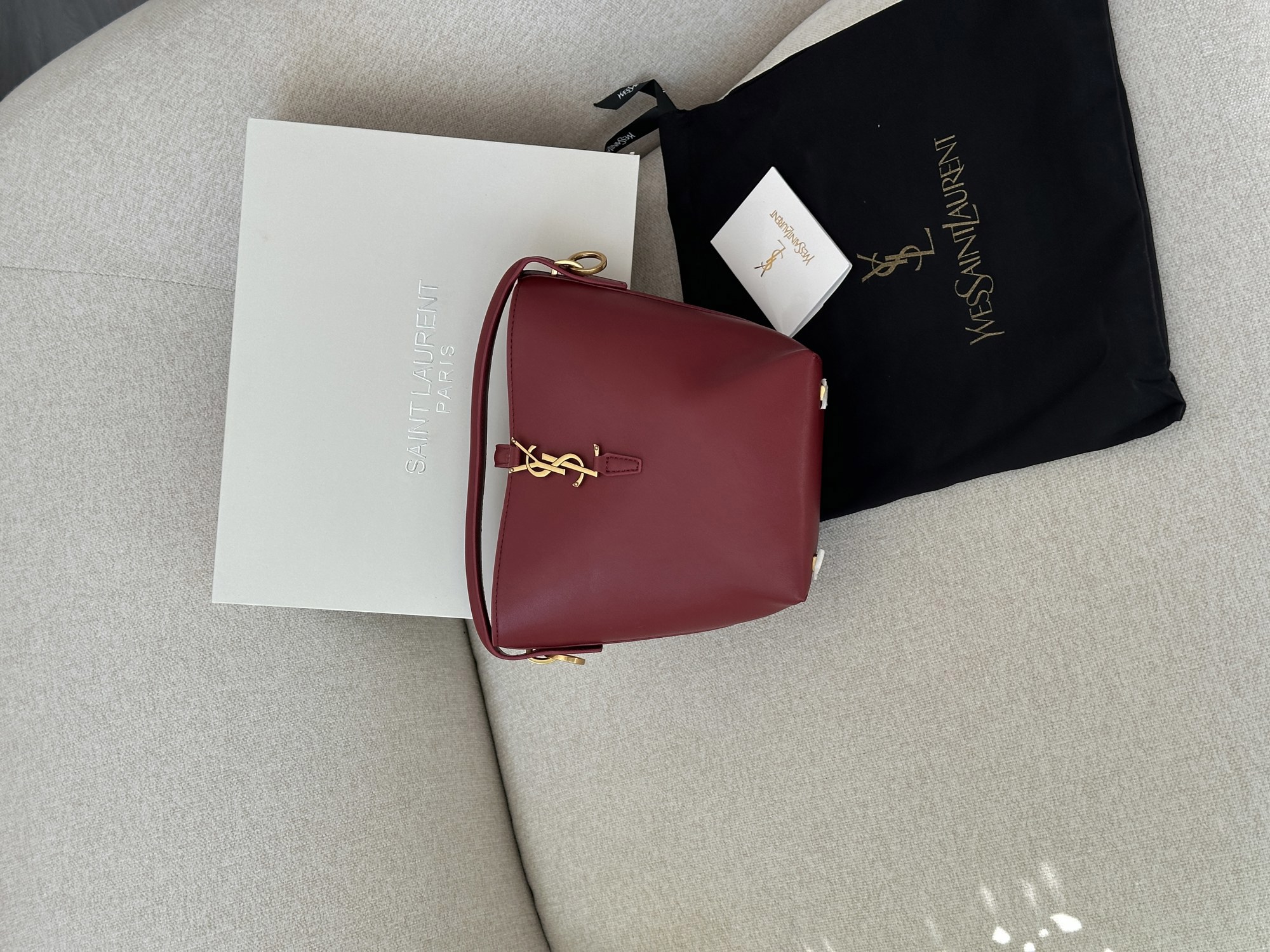 Saint Laurent Medium Le 37 Shiny Leather Bucket Bag Burgundy - 12