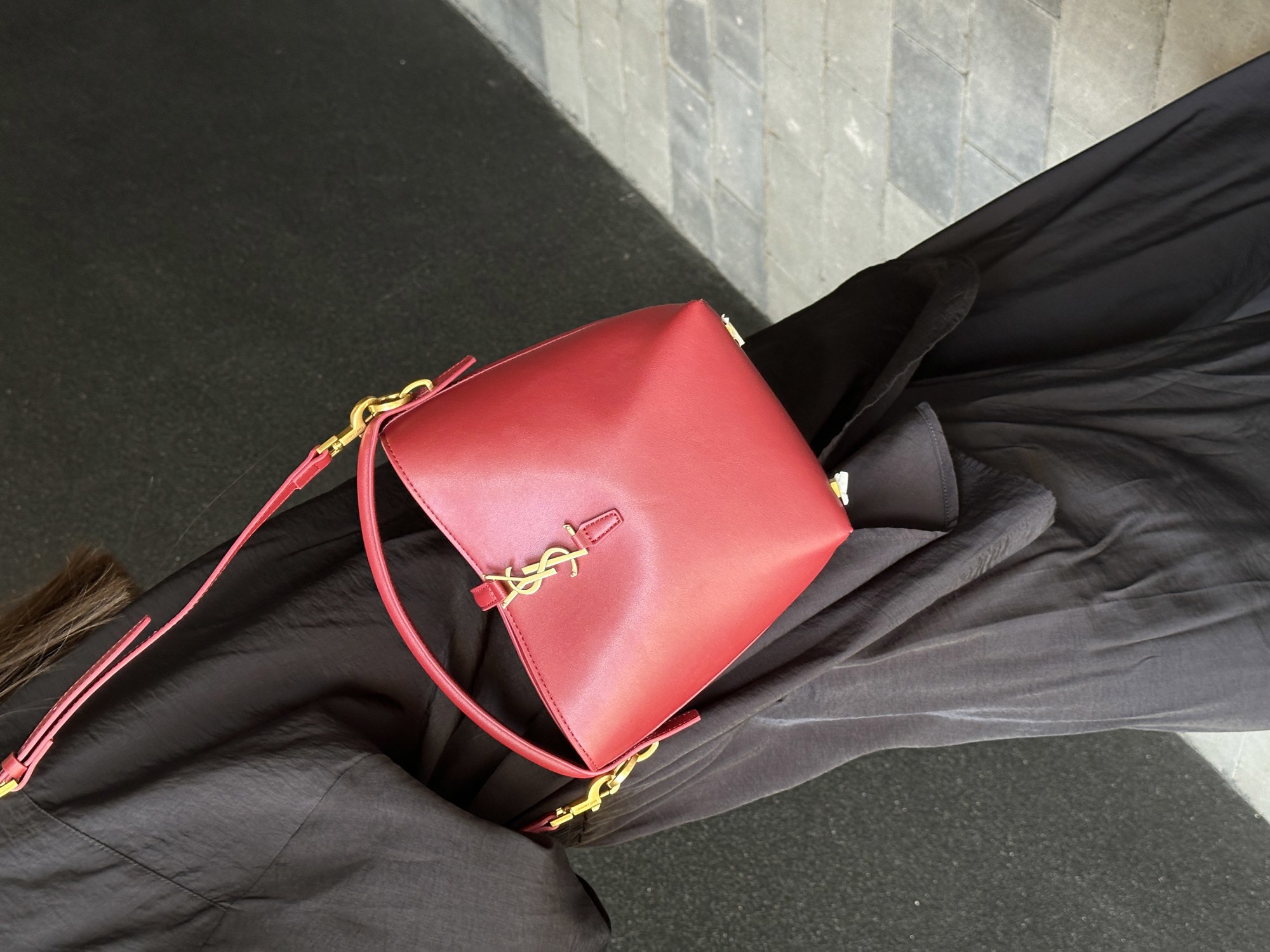 Saint Laurent Medium Le 37 Shiny Leather Bucket Bag Burgundy - 9