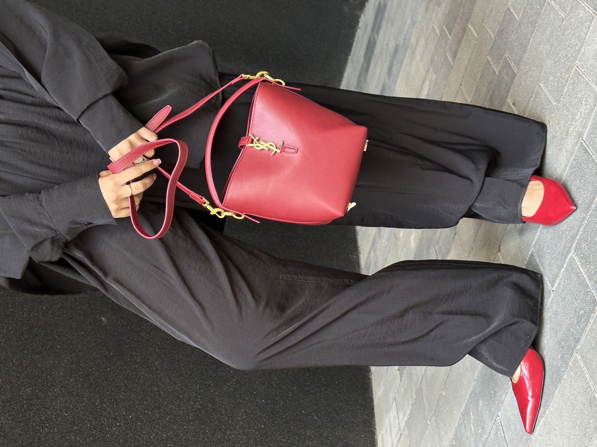 Saint Laurent Medium Le 37 Shiny Leather Bucket Bag Burgundy - 11