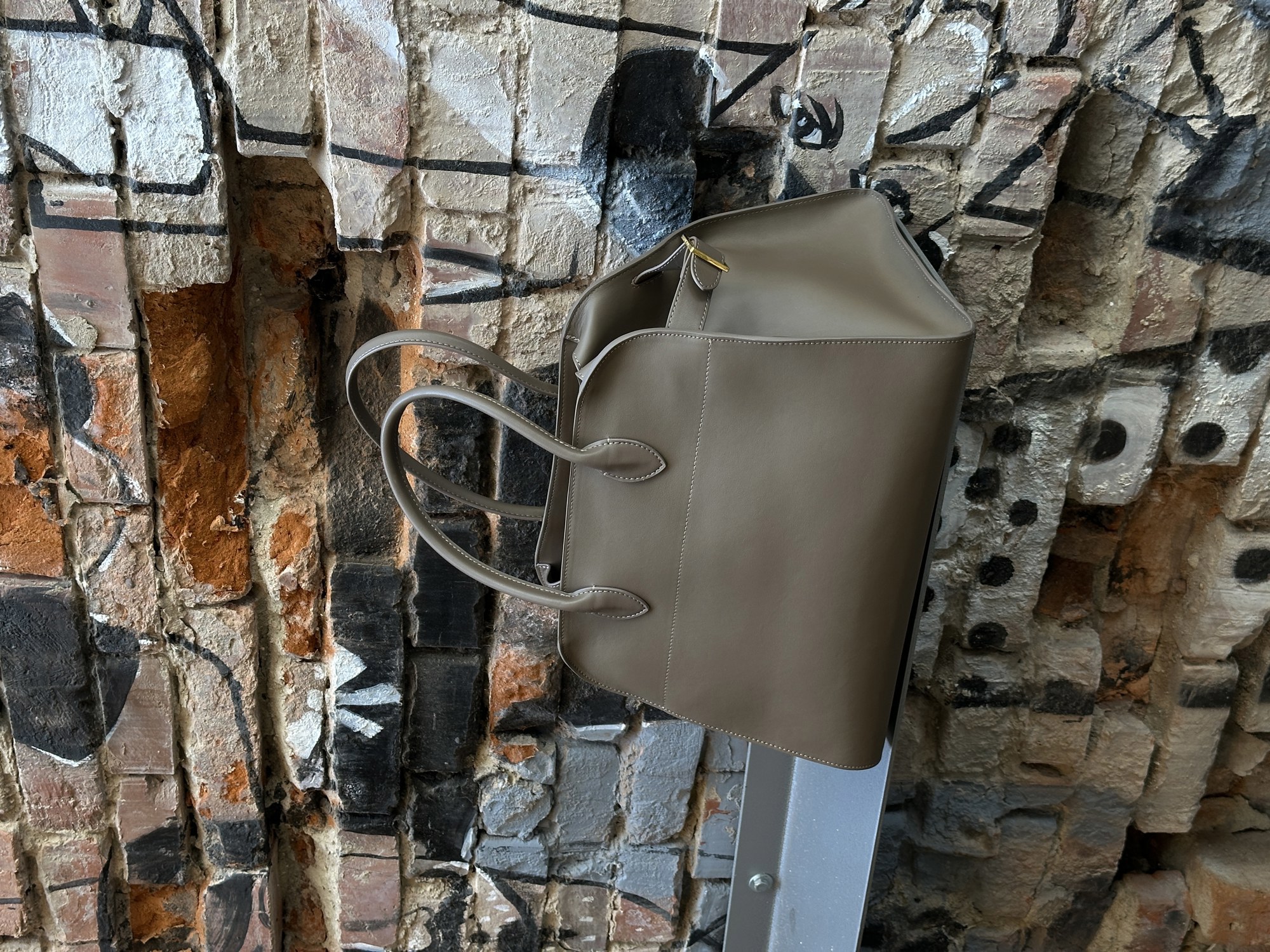 The Row Soft Margaux 39 Bag in Leather Brown Capucines (без бре - 11
