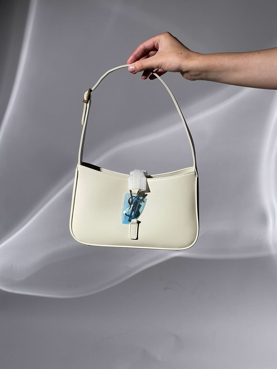 Yves Saint Laurent Hobo Le 5 a 7 Bag in Smooth Leather Cream - 8